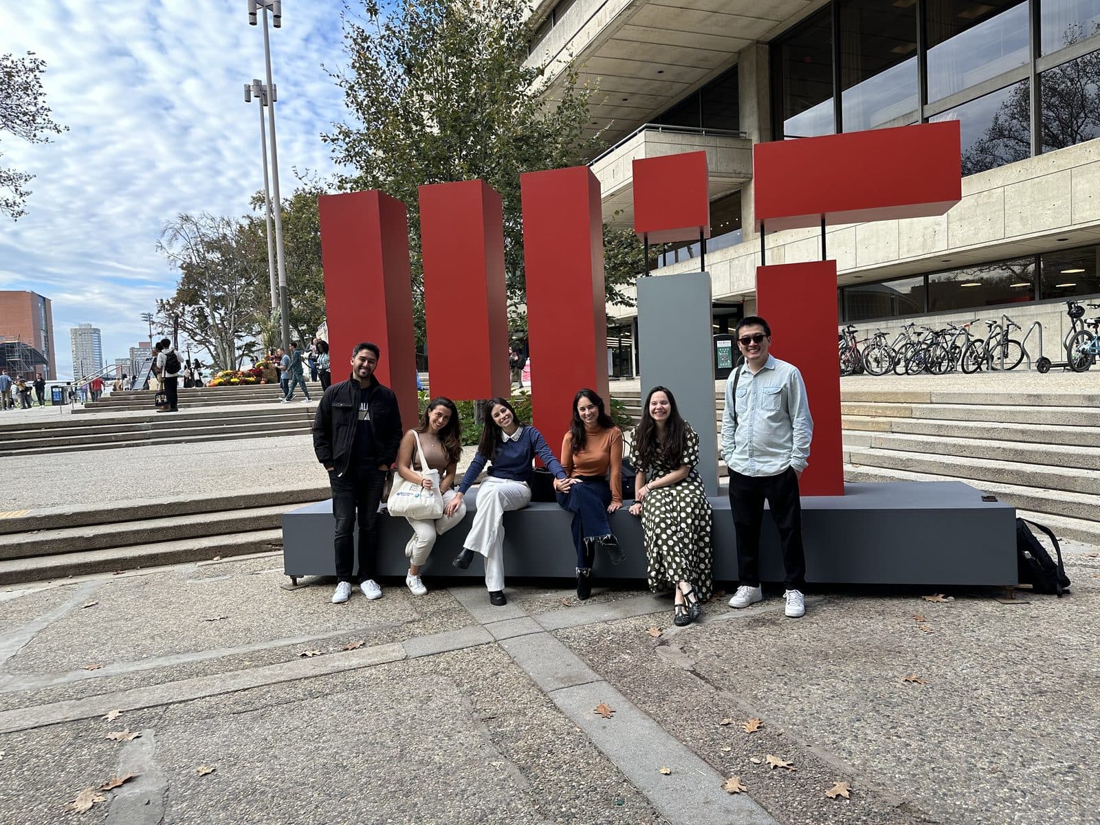 Grupo do Atrion Experience diante da escultura do MIT
