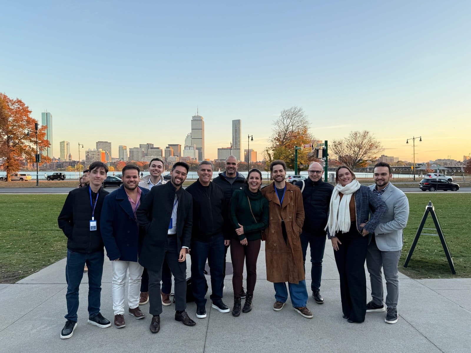 Grupo do ForMinds Experience com o skyline de Boston ao fundo