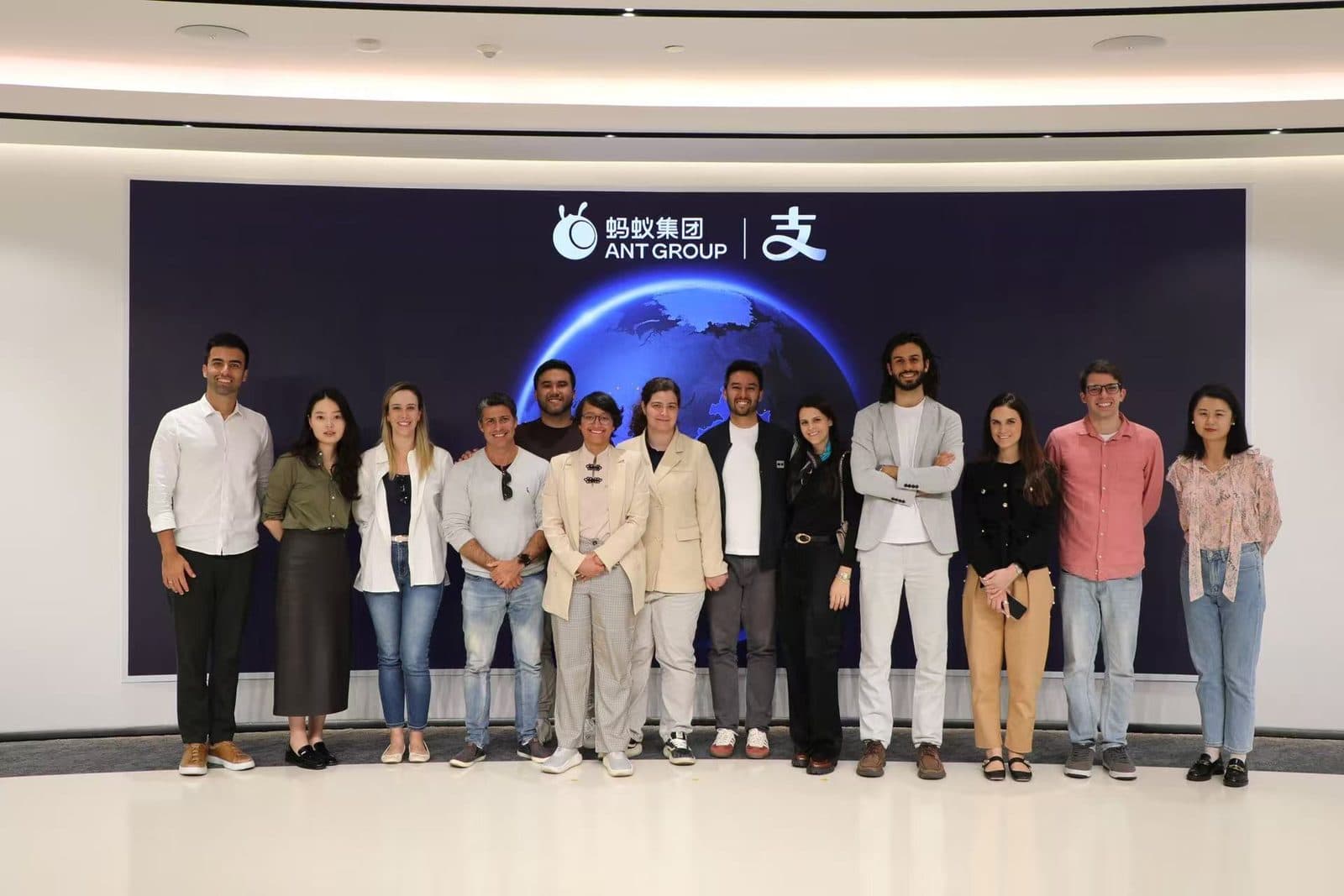 Grupo de participantes na sede do Ant Group, na China