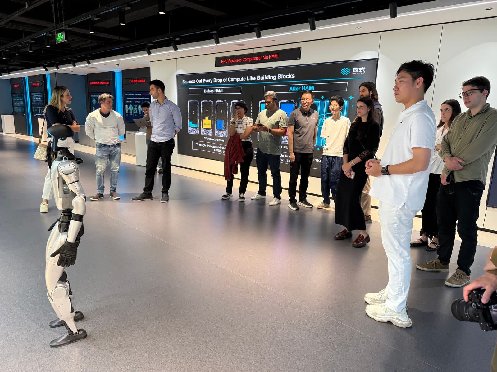 Participantes conhecendo um robô humanoide em visita técnica