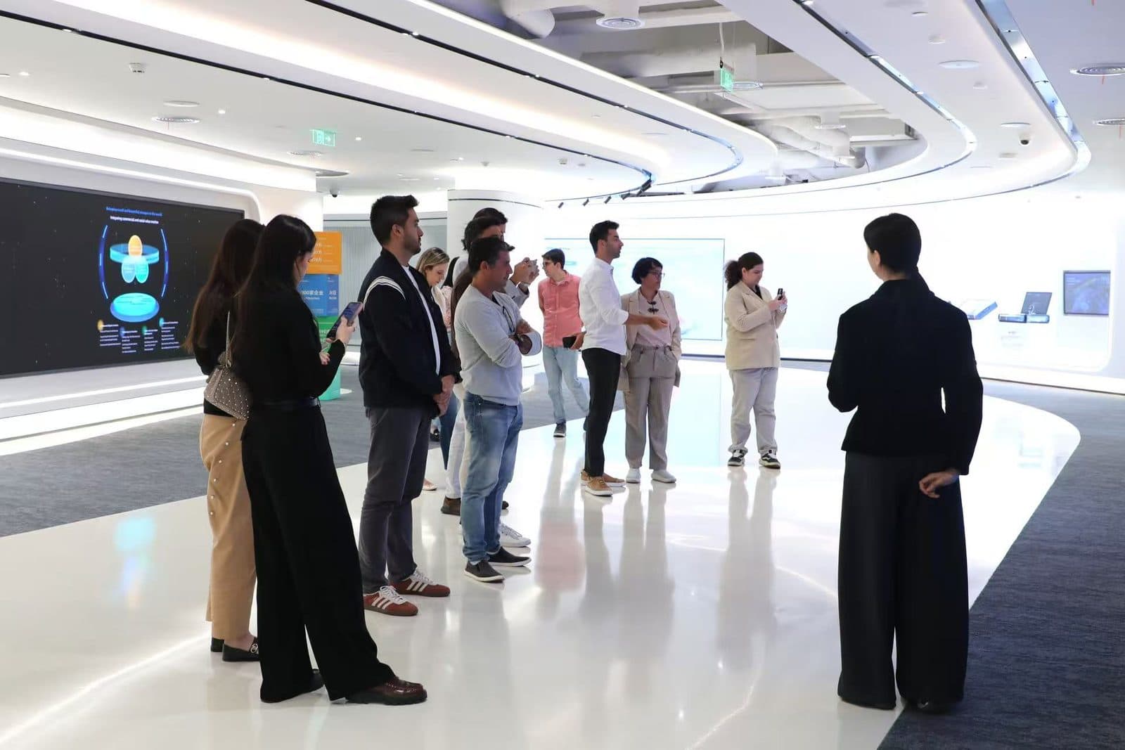 Grupo em visita guiada a um showroom de tecnologia