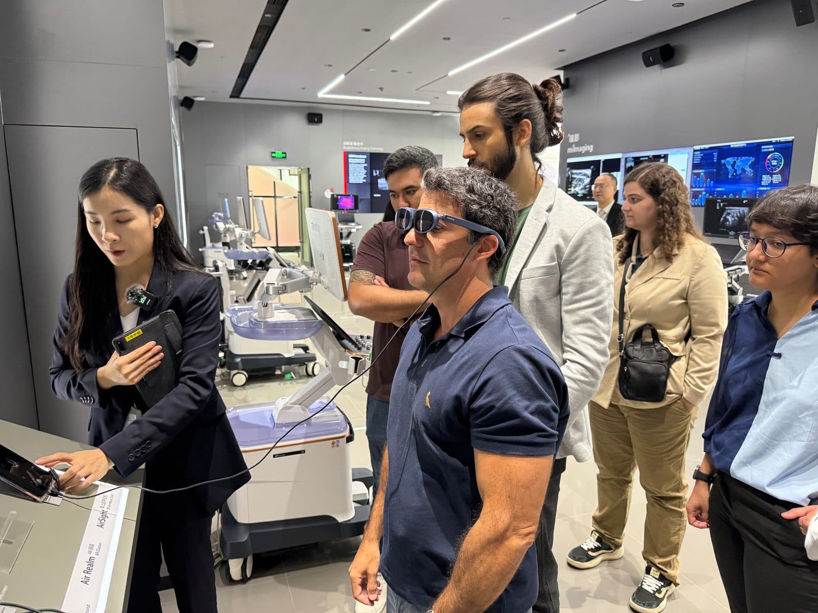 Participante testa óculos de realidade aumentada em laboratório de equipamentos médicos