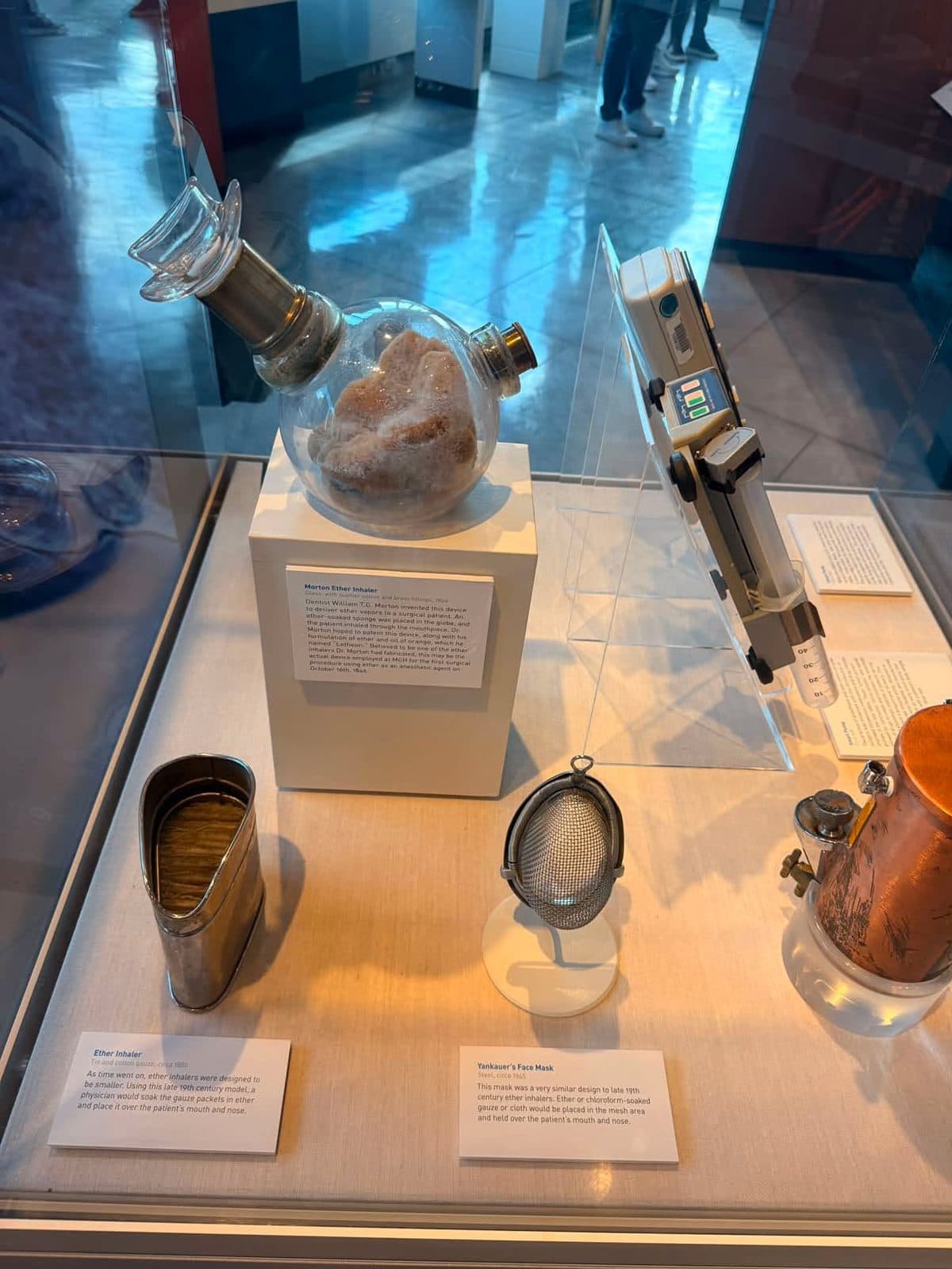 Peças históricas da medicina expostas em vitrine de museu