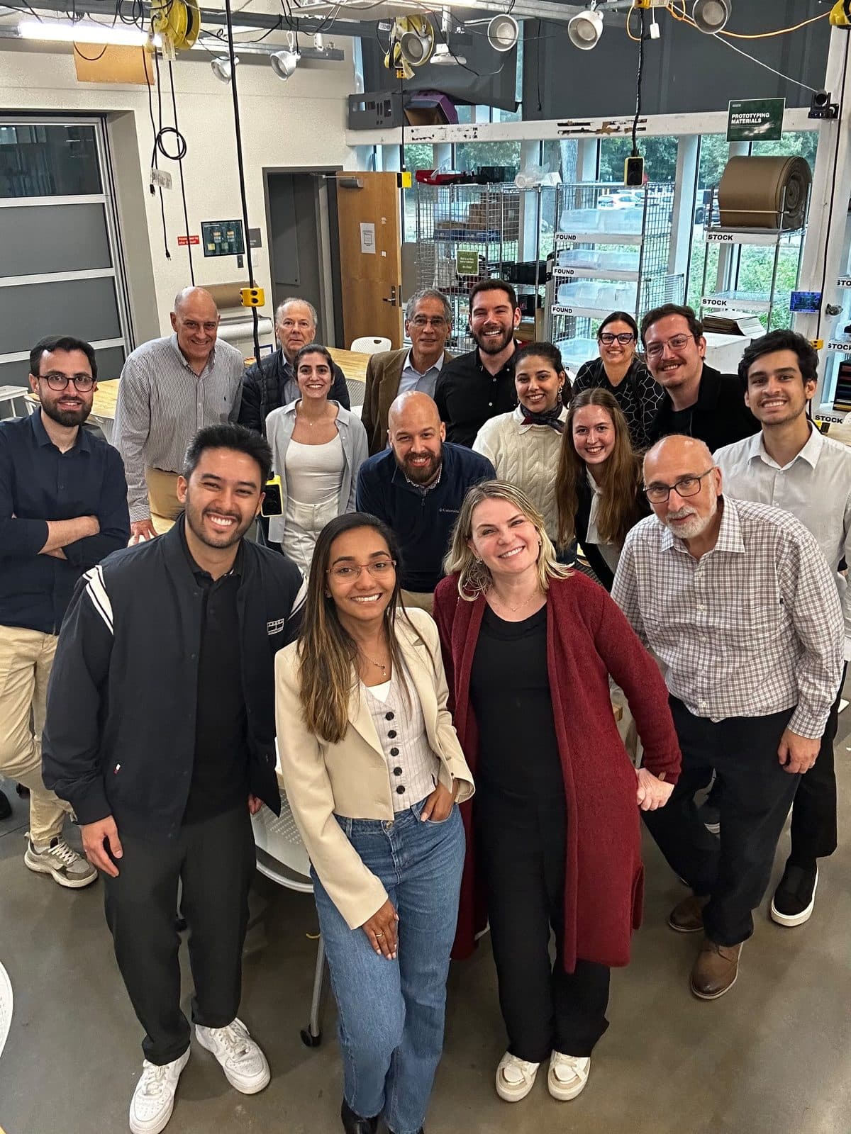 Grupo de participantes em visita a um laboratório