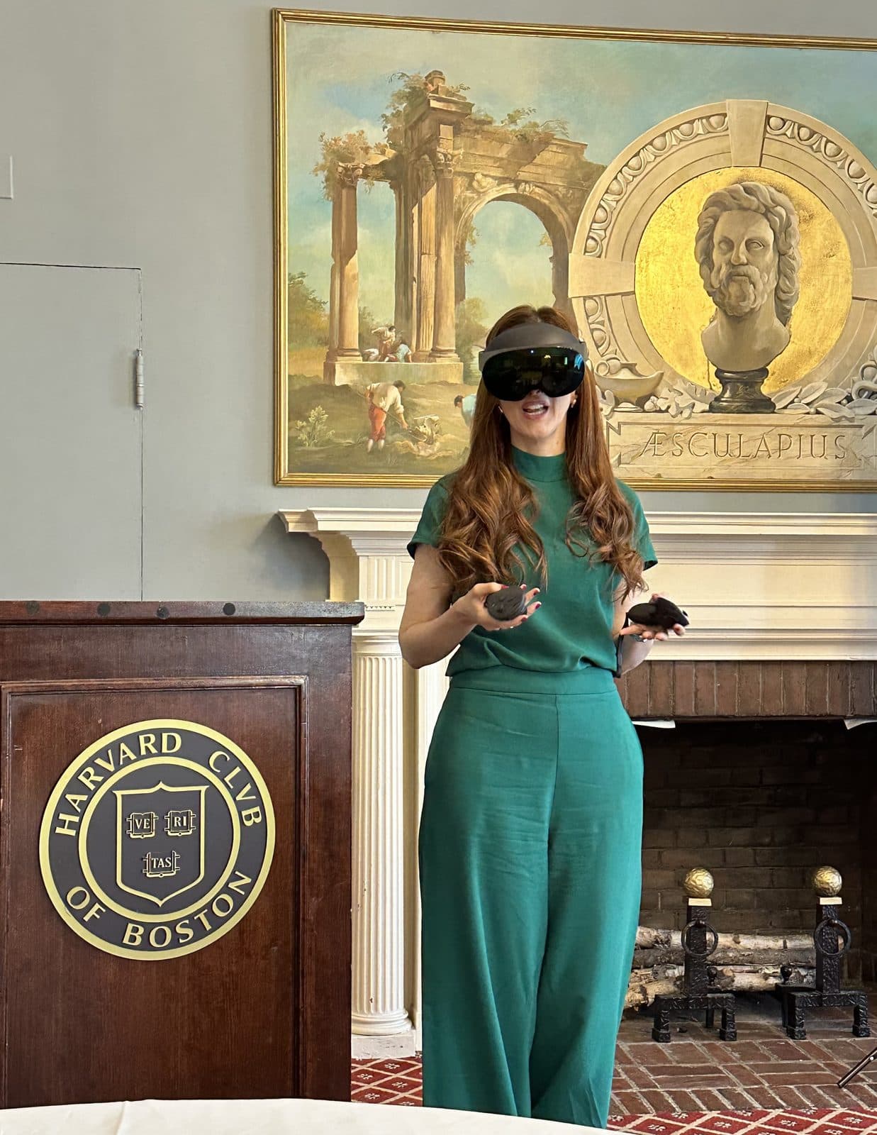 Participante usa óculos de realidade mista no Harvard Club of Boston