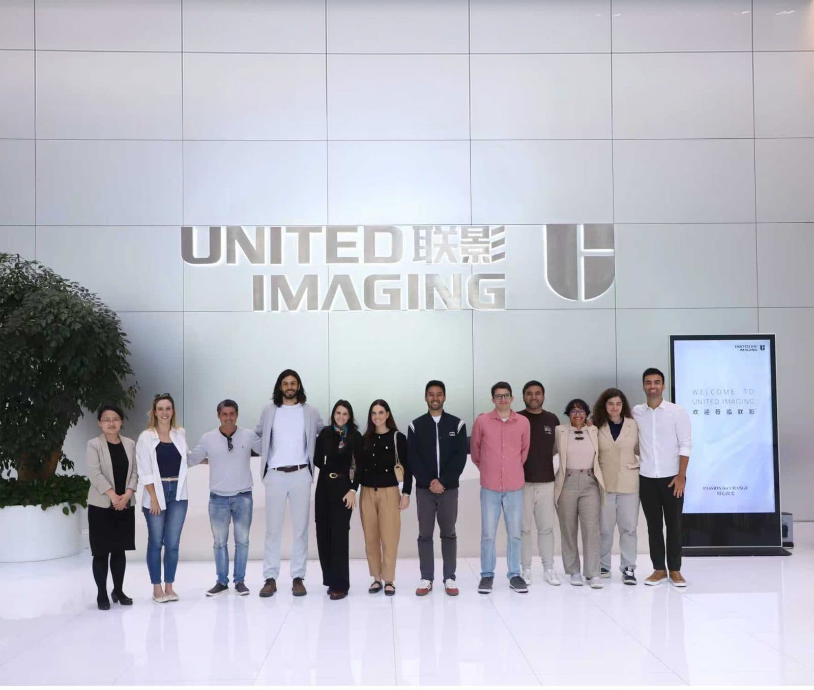 Grupo de participantes na sede da United Imaging